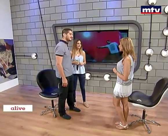 بالفيديو: مذيع يطلب يد حبيبته على الهواء