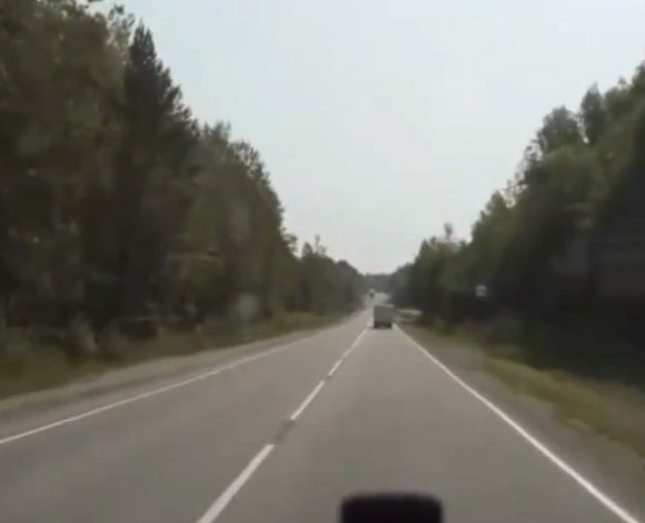 بالفيديو- سائق سيارة ينجو من الموت بأعجوبة