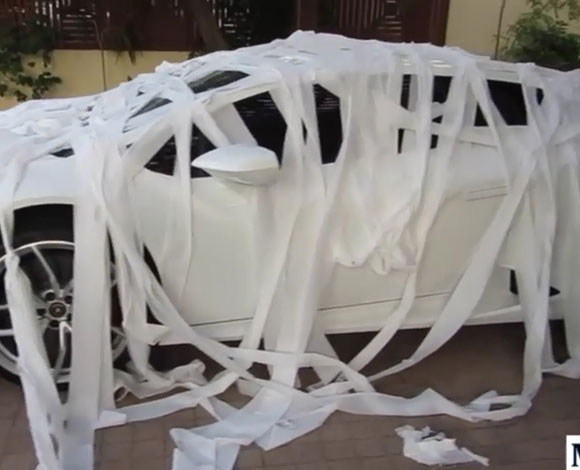 بالفيديو- إماراتي يقوم بمقلب بسيارة شقيقته