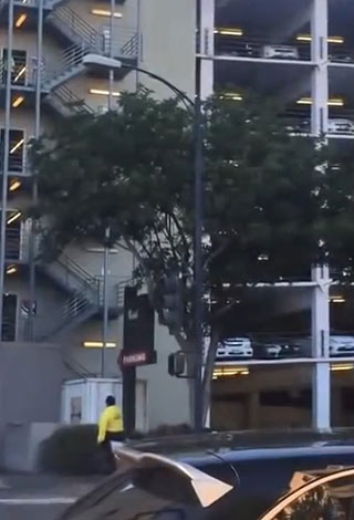 بالفيديو- سقوط شاب من الطابق السادس