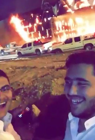 بالفيديو- أغرب سلفي وسط حريق في السعودية !