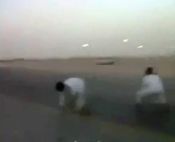 بالفيديو: شباب في السعودية يقومون بأغرب الحركات على الطريق السعيد