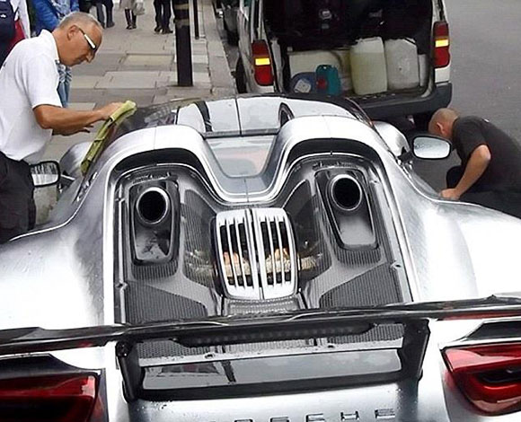 بالفيديو- سعودي يدفع الملايين لغسل سيارته وسط شارع لندن!