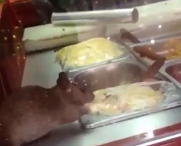 بالفيديو: فضيحة في أحد المطاعم الشهيرة بالسعودية!