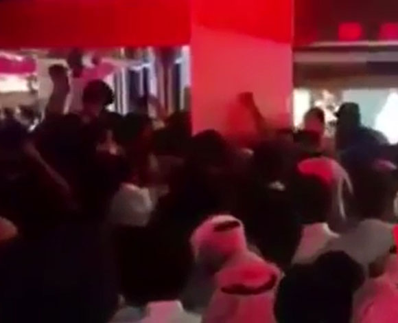 بالفيديو- مظاهرات في السعودية أمام أحد مطعم