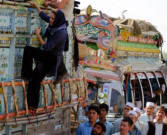 أنجلينا جولي تفيض بالإنسانية في هذه الصور