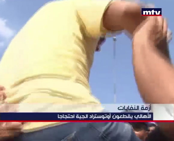 بالفيديو- مراسل يتعرض لموقف محرج على الهواء