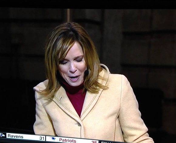 بالفيديو- مذيعة تتعرض لموقف محرج على الهواء