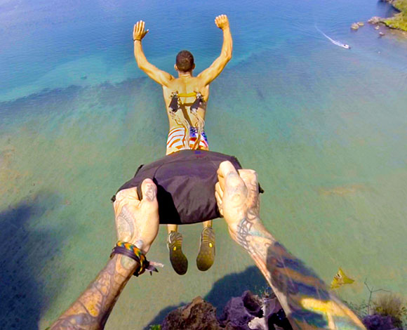 الفيديو- هل تتجرأ أن تتشبه بهذا المغامر؟