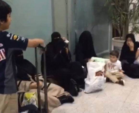 بالفيديو- سعودية تتعرض لسوء تتعامل في المطار