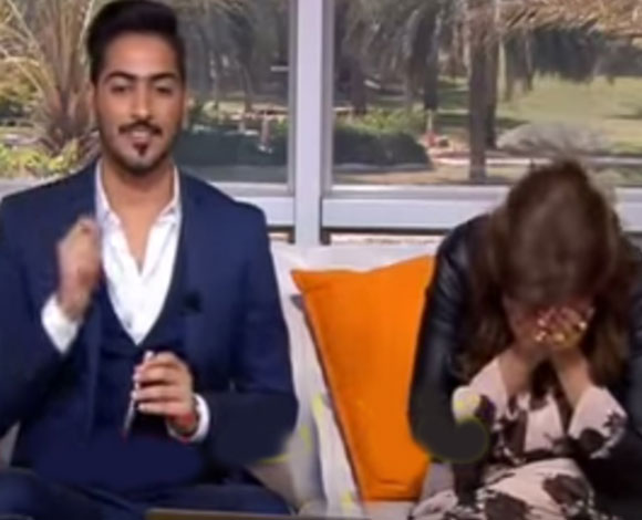 بالفيديو- مذيعة إماراتية في نوبة ضحك على الهواء