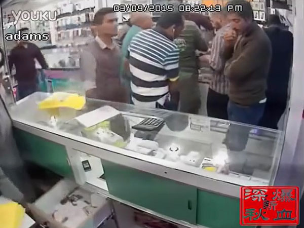 بالفيديو- إماراتي يسرق رزمة نقود من محل لبيع الهواتف