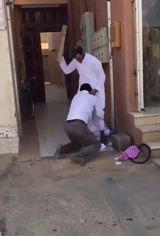 بالفيديو- سعودي يعتدي على عاملا آسيويا