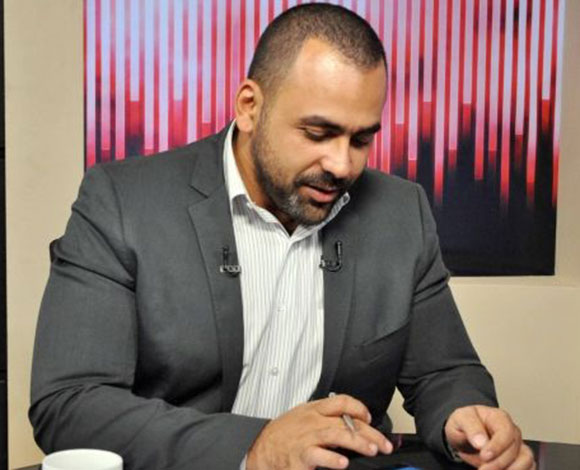 بالفيديو- موقف محرج لمذيع بسبب "أحمر شفايف بالقميص"