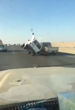 بالفيديو: سعودي يستعرض على الطرقات في السعودية ... وهذا ما حدث له