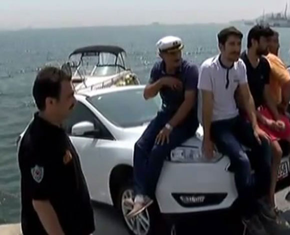 بالفيديو: مارّة ينقذون سيارة من السقوط بطريقة مضحكة