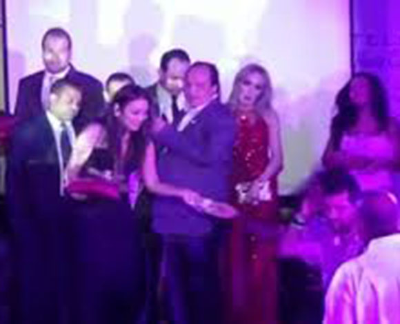 بالفيديو- فنانة تتتعرض لموقف محرج ... والسبب!