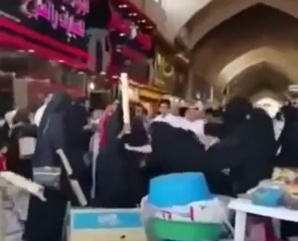 بالفيديو- شجار بين خليجيات في سوق سعودي