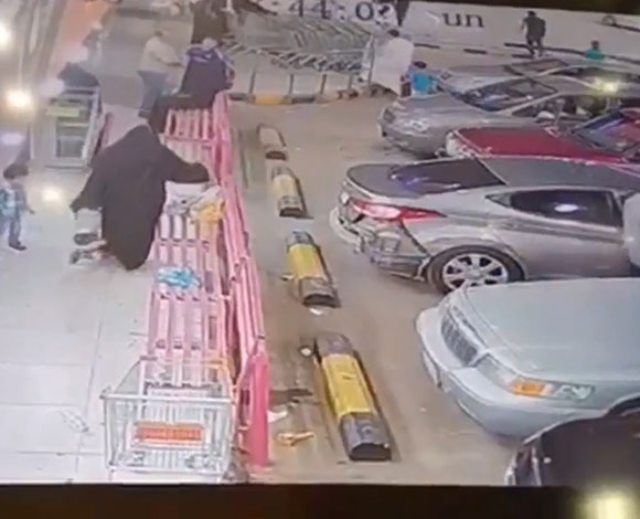 بالفيديو- سعودي يحاول سرقة مسنّة في الشارع