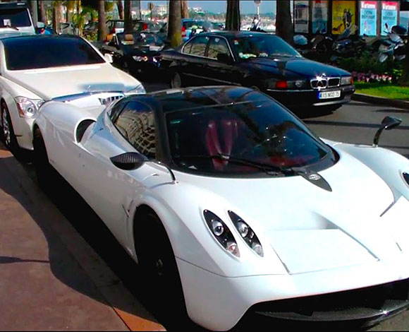 بالفيديو- تعرف على السعودي صاحب هذا الأسطول الفاخر