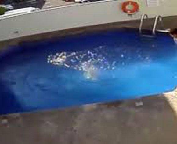 بالفيديو- والد يتجرد من أبوته ويقرر التخلص من طفلته