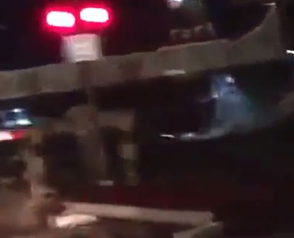 بالفيديو: سعودي ينجو بأعجوبة من تهشيم قطار الدمام لسيارته