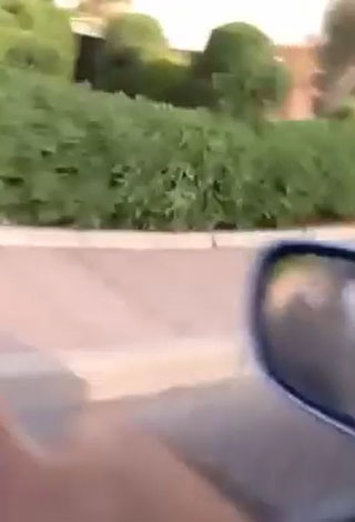 بالفيديو: كويتي يرمي ٣٠٠٠ دينار من الشباك بـ الشارع لانه سعيد!