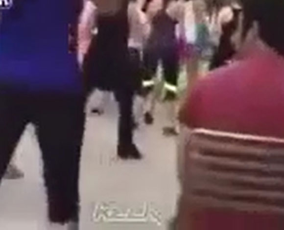 بالفيديو.. سعودي يقلد فتيات يؤدين رقصة جماعية بطريقة مضحكة