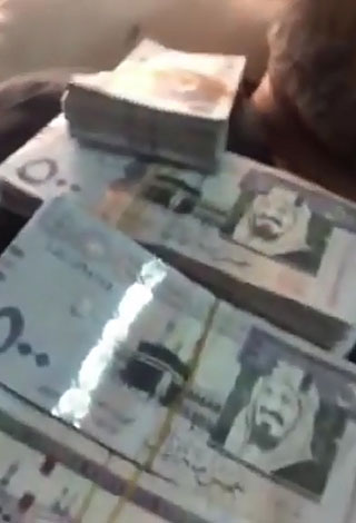 فيديو: سعودي يغطي جسده برزم أموال من فئة 500 ريال!