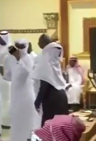 بالفيديو- فتاة خليجية تتنكر في زي رجل لترقص مع شباب