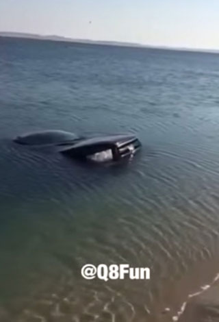 بالفيديو شباب يخرجون سيارة كويتي غارقة تماماً في البحر