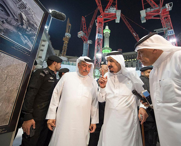 بالفيديو.. ملك السعودية يتفقد موقع حادث الحرم المكي