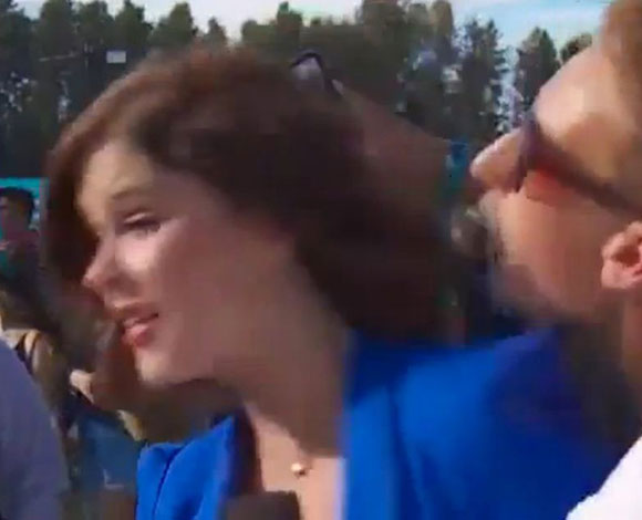 بالفيديو: شاب يقبل مذيعة على الهواء.. وهكذا ردّت عليه