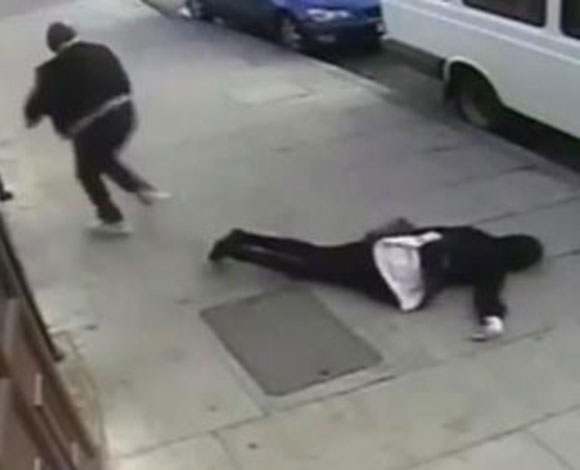 شاهد لحظة الاعتداء الوحشي على فتاة محجبة في لندن