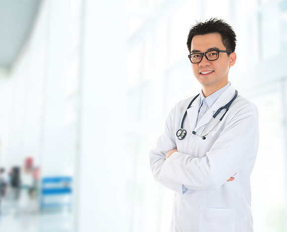 بالفيديو.. طبيب يضع قدميه في وجه مراجعيه بالسعودية