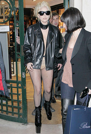 10 من أغرب الأشياء التي يصر النجوم على طلبها