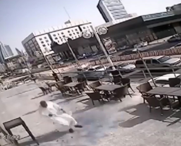 بالفيديو- سعودي ينجو من الموت بأعجوبة