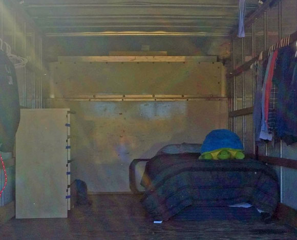 قصة مهندس برمجيات في غوغل يعيش في شاحنة في مرآب للسيارات