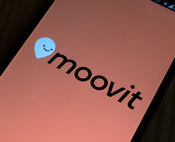 أشتون كوتشر يستثمر في تطبيق Moovit رغم عدم حاجته إلى أمواله