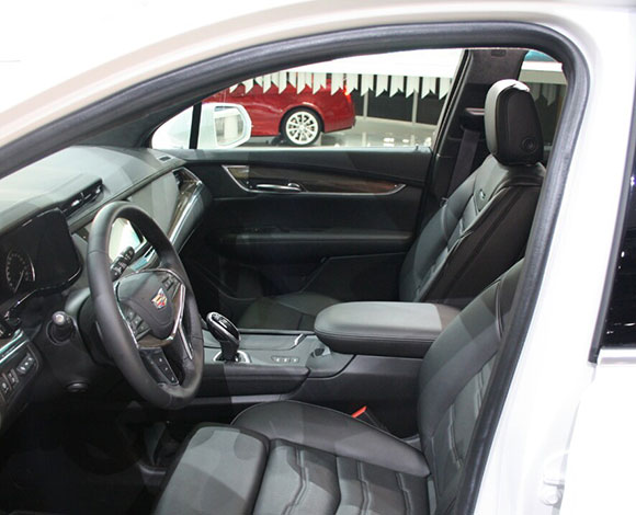 بالصور: كاديلك XT5 الجديدة تتألق من دبي