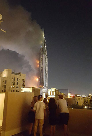 بالفيديو .. دبي تودع سنة 2015 بحريق هائل في إحدى فنادقها الضخمة