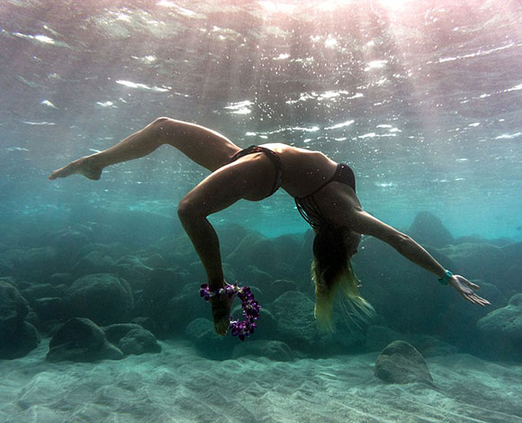 صور رائعة لعارضة تمارس التمرينات الرياضية تحت الماء
