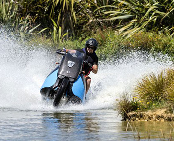 تطوير دراجة بخارية يمكن تحويلها في 5 ثوان إلى جت سكي