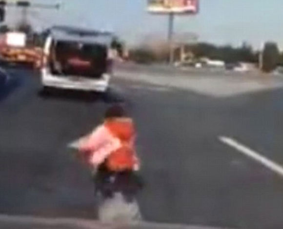 لقطات مروعة لطفل يسقط من باب سيارة خلفي أثناء سيرها