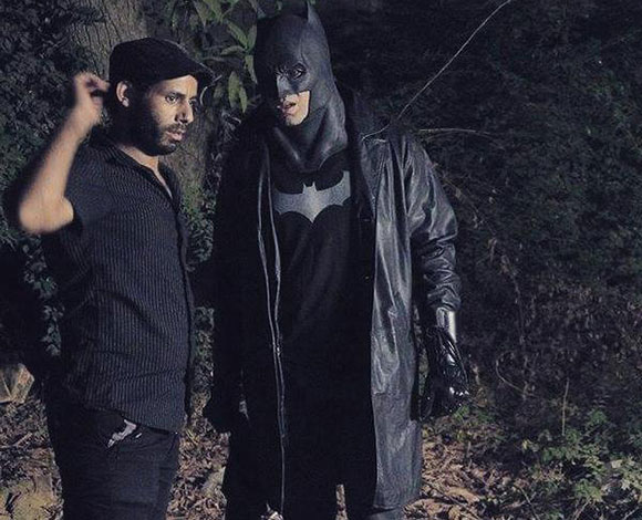 بالفيديو - نائب مصري سابق يحضر جلسة محكمة بزي باتمان وهذه النتيجة ...