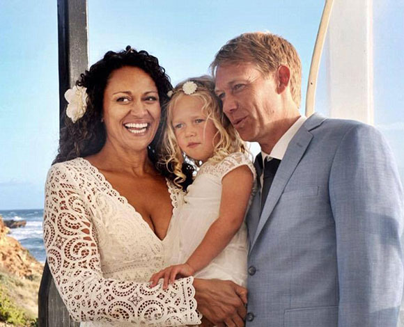 تفاصيل مثيرة في قصة حب أمينة هارت وسكوت أندرسون وزواجهما