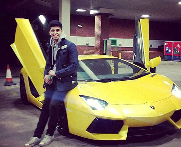 بالفيديو... رجل ثري يترك سيارته الفاخرة وسط الطريق من أجل مساعدة رجل مقعد