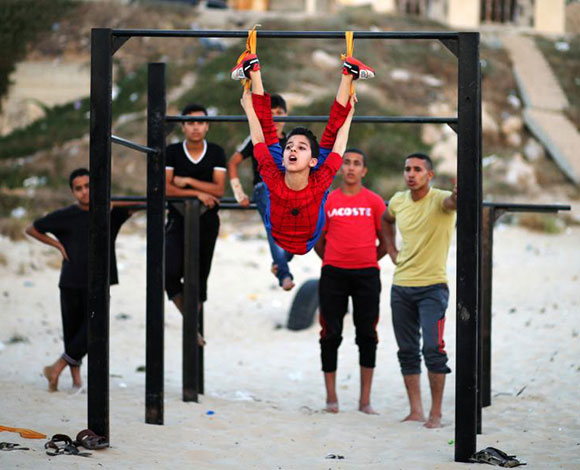 بالصور... صبي فلسطيني من غزّة يلقب "برجل العنكبوت" الأكثر مرونة في العالم
