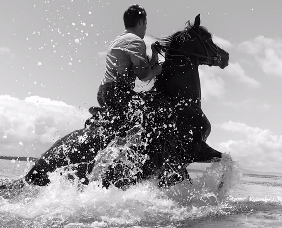 إنه بارع في الغطس والتزلج وركوب الخيل ... هذه هو رجل "شانيل"