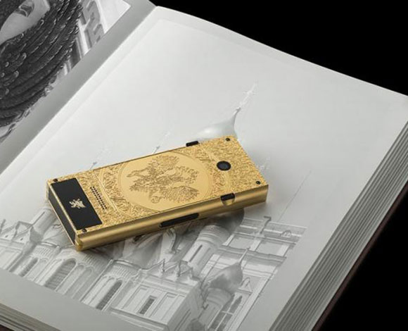 هاتف " The Mobiado Professional 3 GCB Great Empires" النقال خاص بالثورة الروسية!